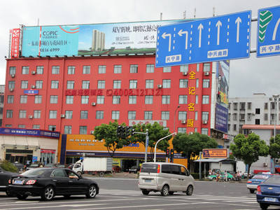 兩年未拆的違章廣告牌何時了結(jié)？寧波廣告設(shè)計(jì)與城市治理的困局